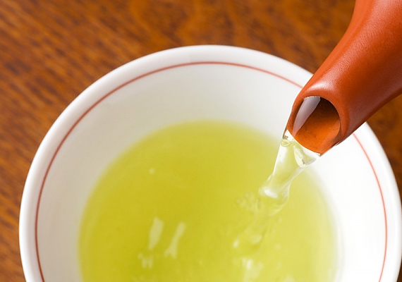 	A zöld teában fellelhető antioxidánsok segítenek a zsírégetés folyamatában, emellett a sejtek épségét is védik. A zöld tea elkészítése roppant egyszerű, melegítsd meg a vizet, majd mielőtt forrni kezdene, öntsd rá a filterre, tealevélre. Hagyd állni néhány percig, szűrd le, és már fogyaszthatod is. A legjobb, ha minden nap legalább egy bögrével megiszol belőle, de a teát kúraszerűen is alkalmazhatod.