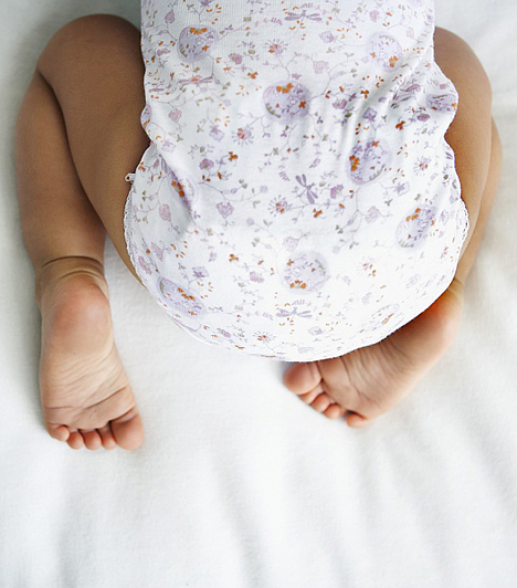 	Hason altatás	A hasfájós babákat általában hason altatják az anyukák, mert úgy vélik, szélgörcs esetén így könnyebben távozhat a levegő, illetve kevesebb az esély arra, hogy a kicsi szájüregében maradjon a hányás, vagy feljusson az orrába. A szakértők szerint azonban a hason fekvés jobban nehezítheti a légzést. Ugyanis ilyenkor csak nagyon szűkös tér van a csecsemő arca és az ágymatrac között, ami akadályozhatja a kilélegzett levegő továbbáramlását, vagyis több szén-dioxidot lélegezhet vissza a baba. Az oldalfekvést pedig azért nem ajánlják pár hónapos korban, mert elnyomódhat a csöppség légcsöve.
