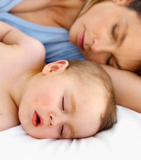	A szülői ágy	Nevelési szempontból sem túl jó, ha a baba úgymond beleszokik a szülői ágyba, ám azt sem árt tudni, hogy a szakértők a bölcsőhalál kockázati tényezői közé is gyakran besorolják a szülőkkel alvást. A kis helyen a csöppség kevesebb friss levegőhöz jut, akaratotok ellenére is ráfekhettek, de a párnába, takaróba éppúgy belegabalyodhat. Gondolj bele, hogy a felnőttek paplanja nemcsak óriási számára, hanem különösen nehéz is.