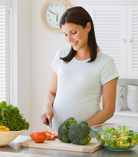 	Folsav hiánya	Talán nem is gondolnád, hogy egyetlen vitamin, a folsav hiánya mennyi veszéllyel jár, különösen a terhesség korai szakaszában. A sejtek osztódása szempontjából nélkülözhetetlen a B-vitaminok családjába tartozó folsav, mely nemcsak a fehérvérsejtek, vörösvértestek képzésében vesz részt: a terhesség korai szakaszában nagy szerepe van a magzat gerincének fejlődésében, hiszen a velőcső-záródási folyamat nem megy végbe, ha az anya szervezetében nem megfelelő a folsav mennyisége. A nyitott gerinc mellett szívfejlődési problémákat is okozhat a folsav hiánya, ezért fokozott beviteléről már a teherbeesést megelőzően érdemes gondoskodnod.
