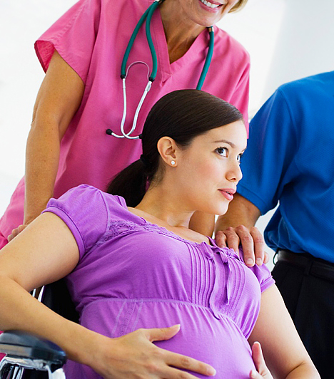 	Magas vérnyomás	A magas vérnyomás és a terhesség kombinációja nem feltétlenül jelent veszélyt a baba és az anyuka egészségére, de nem szabad elhanyagolni a problémát. Előfordulhat ugyanis, hogy a terhességi magas vérnyomás következtében csökken a placenta vérellátása, mely lassítja a magzat fejlődési folyamatát. Még nagyobb a baj, ha a méhlepény idő előtt leválik a méhről, mert a baba így oxigén nélkül maradhat, az anyánál pedig a súlyos vérzés okoz veszélyt. Ha a magas vérnyomás elfajul, a szülés idő előtti megindítása is szükségessé válhat, hogy időben elkerülhetők legyenek az életveszélyes komplikációk. Ha már a terhesség előtt jelentkeznek nálad a magas vérnyomás tünetei, azonnal fordulj orvoshoz, és keress fel egy kardiológust is, mielőtt babát vállalnál.