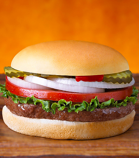  	Hamburger  	A gyorséttermekben kapható hamburgerek többsége nem éppen válogatott alapanyagokból készül, így senkit ne tévesszen meg az a tény, hogy sajt és némi zöldség is van bennük. A húspogácsa sem minden esetben csak marhahúsmasszából készül, amit már a faforgácsszerű állaga is sejtet. A hozzáadott, túlszínezett lapkasajt is távol áll a valódi társaitól, hiszen körülbelül annyi értékes tápanyagot tartalmaz, mint egy műanyaglap. Sokkal jobb, ha alkalomadtán otthon, teljes kiőrlésű magvas zsemléből és kevésbé telítő alapanyagokból állítod elő a hamburgert, ha képtelen megválni tőle a porontyod.