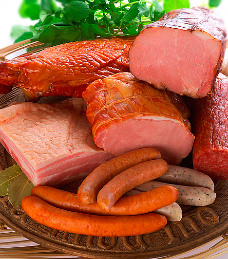 
                        	Sertéshús
                        	A húsban lévő tápanyagokra és fehérjékre nagy szüksége van a fejlődő szervezetnek, kiváltképp az agynak. Ám a vöröshússal kapcsolatban mértékletességre intenek az orvosok, rendszeres fogyasztásra inkább a fehér húsokat javasolják. Bár a marha vörös húsa segít a vérképzésben, a gyakran fogyasztott nagy kalóriatartalmú, zsíros sertéshús többet árt, mint használ. Egysíkú, rostmentes étrend mellett tönkreteszi a bélrendszert, a hirtelen agytompító hatása pedig abban nyilvánul meg, hogy elnehezíti a gyomrot és az megemésztése elveszi az energiát a szervezettől.