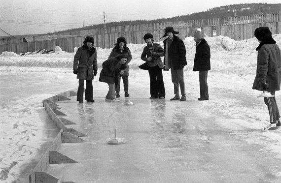 
                        	A gyárak és munkahelyek nagyobb udvarain saját készítésű, egyszerű jégpályát alakítottak ki a gondnokok. Ezen aztán lehetett hétvégén is jégkorizni vagy éppen házi curlingbajnokságot rendezni.