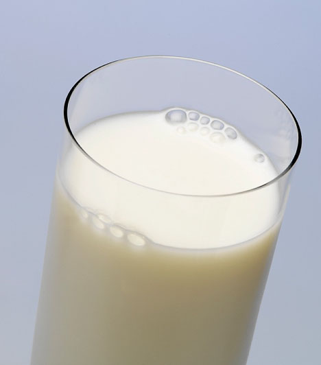 
                        	Tej
                        	Adj gyermekednek rendszeresen tejet, ha szeretnéd, hogy egészséges legyen! A reggeli családi italokat persze felejtsd el, mert ezeknek a színükön kívül nem sok közük van a valódi tejhez. Válassz mindig minőségi tejet! A tej azért nagyon fontos, mert kalciumtartalma révén segít felépíteni és megőrizni a csontok és a fogak erősségét. Bioaktív összetevői segítenek megakadályozni a fogszuvasodást. A benne lévő D-vitamin a kalcium és foszfor felszívódását támogatja, enélkül az ásványi anyagok nem tudnának beépülni a fogzománcba.