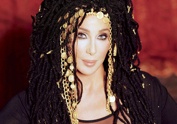	Az énekes-színésznő Cher mostanság azt nyilatkozza, hogy elfogadta lánya - vagyis a nemátalakító műtét óta fia - másságát, ám ez nem volt mindig így, sőt. Anya és gyermeke között egyébként ettől függetlenül is feszült volt a viszony.