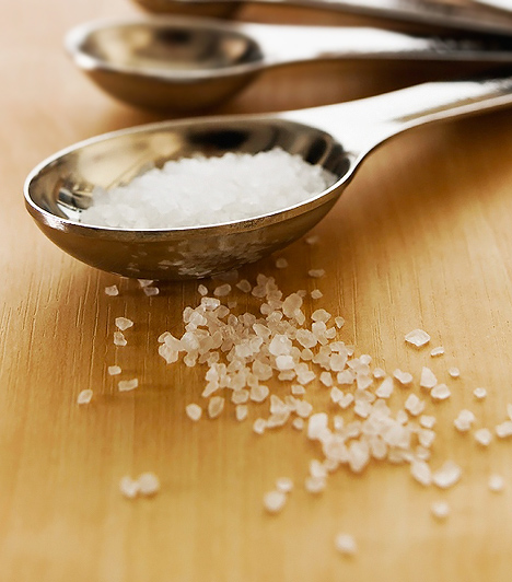  	Sóterápia  	Kruppos megbetegedés esetén gyógyszerporlasztóba töltött sós vízzel enyhítheted csemetéd fulladásos köhögését. A 0,9%-os izotóniás sóoldat orrdugításra is kiváló. Oldj fel 9 g konyhasót 1 l vízben, és kétnaponta frissen készítsd el az oldatot. A gyógyszertárakban készen is kapható desztillált vízzel készült sóoldat. Ha a gyereknek nincs láza, vagy csak hőemelkedést tapasztalsz nála, sokat segíthet a meleg tengeri sós fürdő.