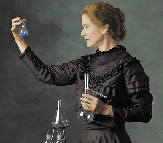 	Madam Marie Curie volt az első nő, aki megkapta a Nobel-díjat 1903-ban. Hihetetlen hogy egy olyan elszánt nő, aki az egészségét, az életét áldozta kutatásaiért, és az első világháborúban azon fáradozott, milyen újítással tudná megkönnyíteni a sebesült katonák gyógyítását, tanulmányai és munkája mellett gyermekeket nevelt. Anyai gondoskodásának és támogatásának köszönhető, hogy a lánya, Irene is a nyomdokaiba lépett, vagyis tanult és elismert nő lett.