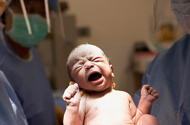 tipikus csecsemő fogyás születés után)