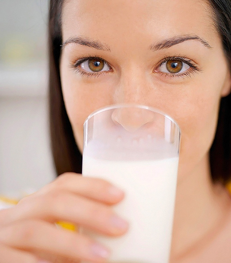  	Tej és tejtermékek  	A tejről talán már senkinek sem kell ódákat zengeni, hiszen mindenki tudja, hogy fontos szerepe van az egészséges táplálkozásban. Az idegrendszer építéséhez szükséges B-vitaminok is pótolhatók vele, hiszen B3- és B12-vitaminokban bővelkedik, a tejtermékekben pedig B2-vitamin található. Ezen kívül a tej és a belőle készült táplálékok kalciummal és magnéziummal segítik a csontképzést, illetve a folsav is megtalálható bennük.