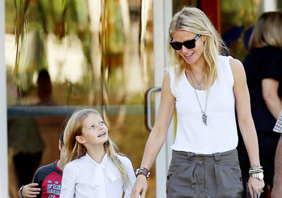 	Gwyneth Paltrow kislányában, Apple-ben apukája és anyukája vonásai is felfedezhetők, mégis inkább gyönyörű szőke anyukája az, akire hasonlít.