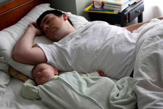 	Alvás közben is tökéletes az összhang apával.