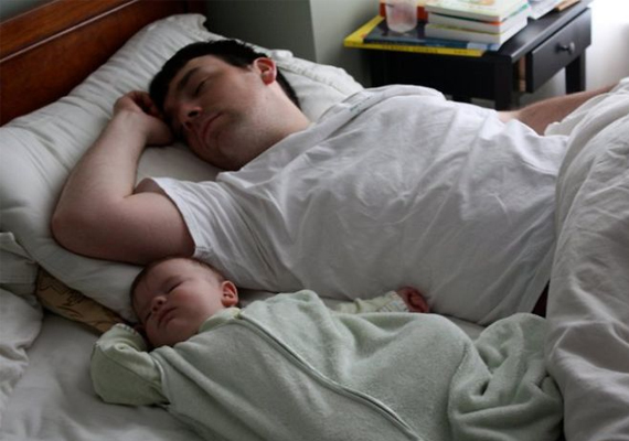 	Apának és picurnak ugyanúgy kényelmes aludni.