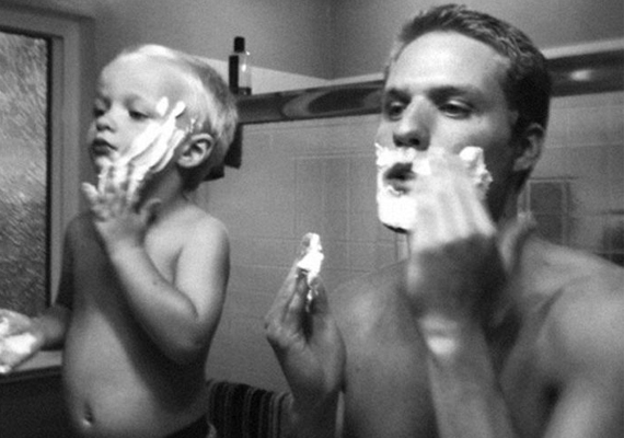 	Történelmi pillanat: apa és fia együtt borotválkoznak, még ha csak játékból is. De a tekintet ugyanaz.