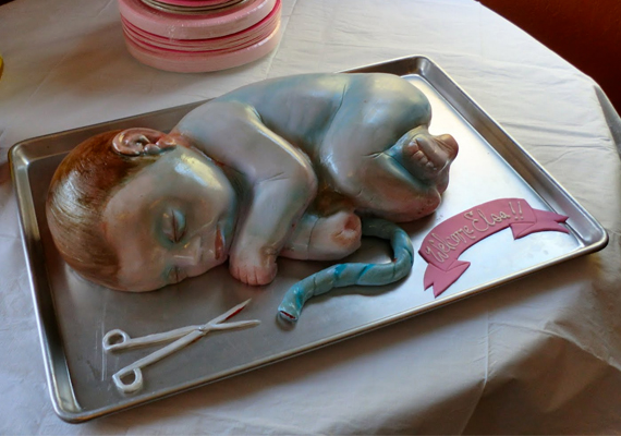 	Iszonyatosan bizarr dolog lehet felvágni egy kisbabát ábrázoló tortát. Ez a torta például a frissen kibújt, kicsit még lilás színű babát örökítette meg.