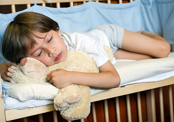 	A kellő mennyiségű pihenés elengedhetetlen az optimális fejlődéshez, sok szülő mégis túl későn dugja ágyba a gyerekét, nem segíti az elalvásban, a gyerek agya pedig a szükséges alvásmennyiség hiányában fáradtabb lesz, amitől a kicsi nyűgös lehet, és az iskolában sem úgy teljesít, ahogy egyébként tudna.