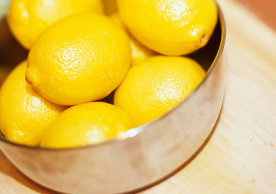 	Egy közepes méretű citrom megközelítőleg 50 milligramm C-vitamint tartalmaz, 100 grammja pedig 53 milligrammot.