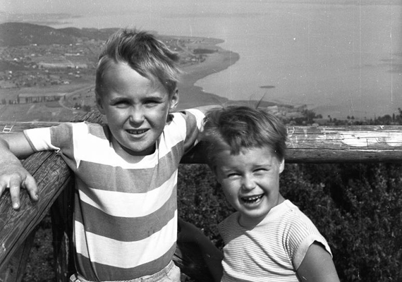 
                        	Így élvezték ezek a gyerekek a páratlan látványt a Badacsonyról 1961-ben. A jobb oldali gyerkőc mosolya önfeledt pillanatról árulkodik.
