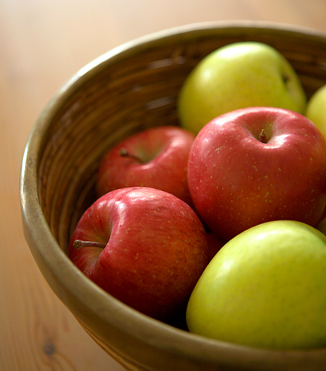  	Alma  	Az alma nem csak erősíti a fogakat, de tele van hasznos anyagokkal is. Tartalmaz C-vitamint, pektint és számos fitovegyületet, ennek köszönhetően természetes rákellenes antioxidánsként működik, de enyhítheti az asztma és az allergia tüneteit is.