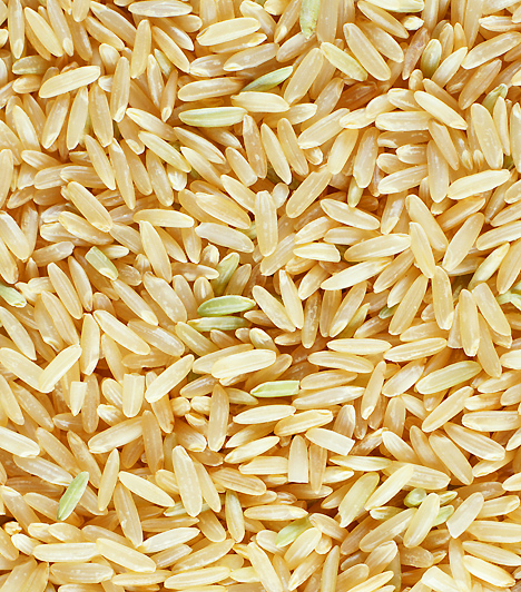 Barna riszA rizs az összetett szénhidrátok és az élelmi rostok kiváló forrása, ami nélkülözhetetlen az emésztőrendszer egészséges működéséhez. Szeléntartalma révén hatékony lehet allergia és asztma esetén, illetve enyhítheti a depresszióra való hajlamot is. Azonban a barna rizs több tápanyagot és vitamint tartalmaz, mint a hántolt, úgyhogy érdemes ezt főznöd az ételek mellé.
