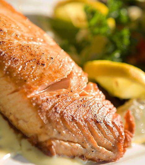  	Hal  	A hal omega-3 zsírsavban gazdag. Ez az esszenciális zsírsav felnőtteknek és gyerekeknek egyaránt létfontosságú vegyület, hiszen segít megelőzni a szívbetegségeket, javítja az immunitást, ugyanakkor nagy szerepet tulajdonítanak neki a depresszió megelőzésében is.