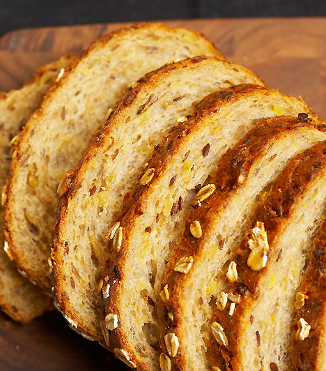  	Teljes kiőrlésű kenyér  	Míg a fehér kenyér hizlaló lehet, addig a teljes kiőrlésű elősegíti az egészséges bélműködést. Emellet gazdag E-vitaminban és összetett szénhidrátoknak, melynek révén serkenti az agyműködést.