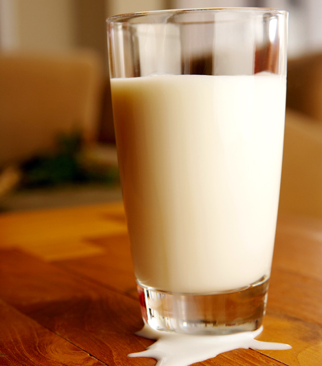 TejA tej fehérjében és vitaminokban gazdag, de rengeteg kalciumot is tartalmaz, ami nélkülözhetetlen az erős csontokhoz. B-vitamin tartalma révén az idegrendszer működését és a vörösvértestek képződését is elősegíti, azonban hatása csak akkor áldásos, ha csemetéd nem tejérzékeny. Ellenkező esetben természetesen jobb, ha nélkülözöd.