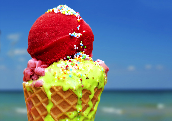 	A nyár slágere a fagyi, semmi kétség, ám a nagyon lehetetlen színű fagylaltok tele vannak nyomva ételfestékkel, aromával, és nincs sok közük a gyümölcsökhöz. A sok E-szám pedig köztudottan nem egészséges, ráadásul az ételfesték-allergiát is okozhat.