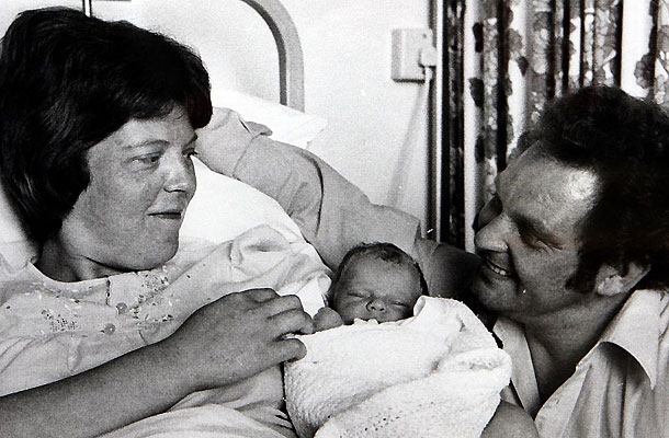 A képen Lesley Brown az újszülött Louise-zal és férjével