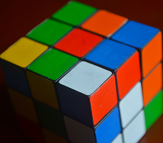 
                        	Rubik Ernő találmánya, a Rubik-kocka - másik nevén bűvös kocka - nagyszerű logikai és készségfejlesztő játék, mely nemcsak hazánkban, hanem külföldön is rajongói őrületet generált, bár csak kevesen tudják hibátlanul kirakni. Még ma is rendeznek Rubik-versenyeket.