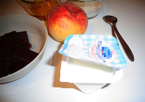  	Bontsd fel a joghurtot úgy, hogy a doboz egyik oldalán rajta hagyod a fóliát! Ha nem sikerül, később a fólia helyettesíthető alufóliával is.