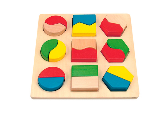 	A játék lényege, hogy a színes formákat a megfelelő alakú mélyedésekbe kell helyezni. A logikai gondolkodást és a memóriát is fejleszti. Kétéves kortól ajánlják.	Woodyland formakirakó, 2850 forint