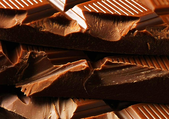 	A gyerekek nagy örömére a csokoládé is a jótékony ételek közé sorolható, ám azzal a feltétellel, hogy jó minőségű, magas kakaótartalmú legyen. Flavonoidtartalma miatt a csokoládé fejlesztőleg hat a memóriára, de fogyasztása azonnali agyserkentő hatású is, ami a tanuláshoz, dolgozatíráshoz jó segítség lehet.