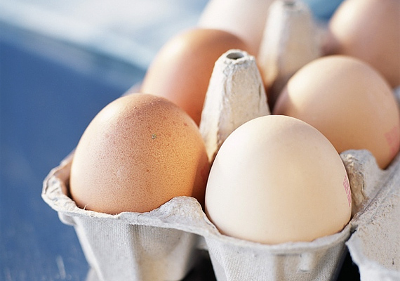 	Kolintartalma révén fontos szerepe van az agyműködésben a tojásnak is. A kolin egy ingerületátvivő anyag, amely fejleszti a memóriát és az agyi funkciókat. A tojás mindemellett a húshoz hasonlóan tartalmazza az összes esszenciális aminosavat, a lecitint, a D- és a B12-vitamint, valamint az agy számára szintén rendkívül fontos omega-3 zsírsavakat is tartalmaz. Ne felejtsétek hát ki a változatosan elkészíthető tojást se a gyerek étrendjéből.