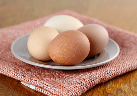 	A tojásban rengeteg ásványi anyag rejtőzik: foszfor, vas, cink, kalcium, kálium, nátrium, szelén, továbbá magnézium is. Sőt, A-, B-, D-, és E-vitamin is megtalálható ebben az ételben.