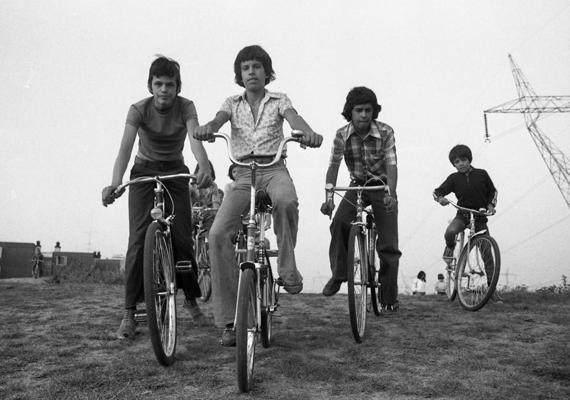 	Ha csak tehették, együtt voltak, bicikliztek a fiúk. (1976)