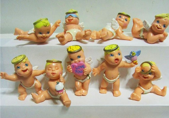 	A színváltós pelenkás Magic baby figurákat is meglepetéscsomagokban árulták, ezért is üzleteltek velük a gyerekek egymás közt.