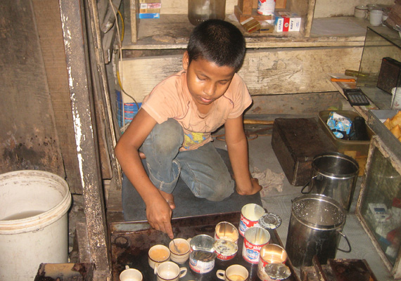 	A kicsiket gyakorta alkalmazzák a vendéglátóiparban. A kép egy bangladesi teázóban készült - ha lehet egyáltalán teázónak nevezni ezt a helyiséget.