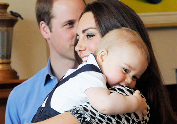  	Április 9-én Új-Zélandon, az első hivatalos megjelenésükkor a kis herceg így csimpaszkodott anyukája vállára. Érdemes megfigyelni a hátul álló Vilmos szemében a boldogságot.