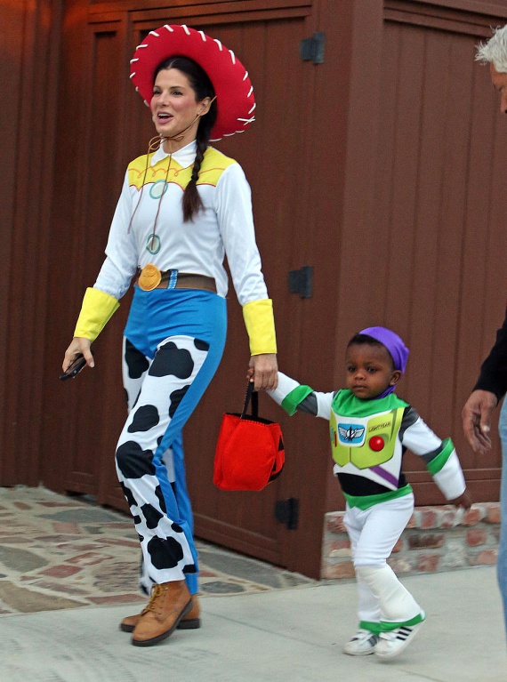 	Egy belevaló anyuka a fiához választ Halloween-jelmezt. Sandra Bullock örökbe fogadott kisfiát, Louis Bardo Bullockot Buzz Lightyearnek öltöztette a Toy Story című népszerű rajzfilmből. Ő maga pedig mi más lehetne, mint a vagány Jesse, a cowgirl.