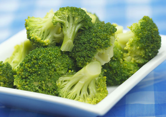 	A brokkoli szintén gazdag béta-karotinban - érdemes beiktatnod a gyerek étrendjébe, párolva vagy rakottasként.