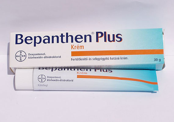 	A Bepanthen Plus hatóanyagi révén segíti az új szövet képződését, növeli a hegszövet tartósságát, és védelmet nyújt a baktériumokkal szemben. 990 forint/30 gramm.