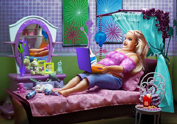 
                        	Szintén nevelő céllal dobták piacra túlsúlyos Barbie-t, illetve azért, hogy a kövér kislányok ne érezzék kirekesztve magukat. Azért elképzelni is szörnyű annak a gyereknek az arcát, aki ilyen babát kap a szüleitől.