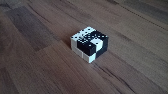 
                        	Bűvös dominó
                        	Szintén Rubik találmánya a bűvös dominó, mely a bűvös kockáéhoz hasonló elven működő, ám nem 3x3x3, hanem 2x3x3 kockából álló játék volt.