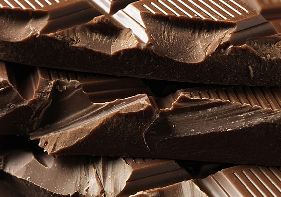  	A jó minőségű csokoládéfélék fogyasztása magas antioxidáns-tartalmuk miatt ajánlott, de mértékkel - és nemcsak azért, mert a kalóriatartalmuk figyelemre méltó, hanem a bennük fellelhető foszfor miatt is, amely az oxálsavhoz és a fitinsavhoz hasonlóan bánik el a kalciummal. A csokit akár ki is válhatod valamilyen hasonlóan finom, ám számos kedvező élettani hatással járó alternatívával: aszalványokkal, magvakkal, illetve turmixokkal, amelyek kellő sűrűségűre készítve, esetleg egy kis avokádóval feldúsítva nyers pudingként is funkcionálhatnak.
