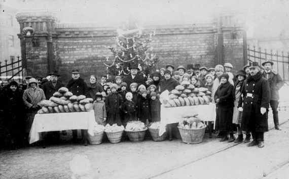	Olyan családok is voltak, akiknek az adományként kapott kenyér volt az egyik legszebb ajándék amellett, hogy együtt lehettek.	(1920)