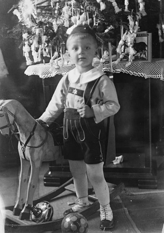 	Ezt az aranyos kisfiút hintalóval és pöttyös labdával fényképezték le.	(1929)