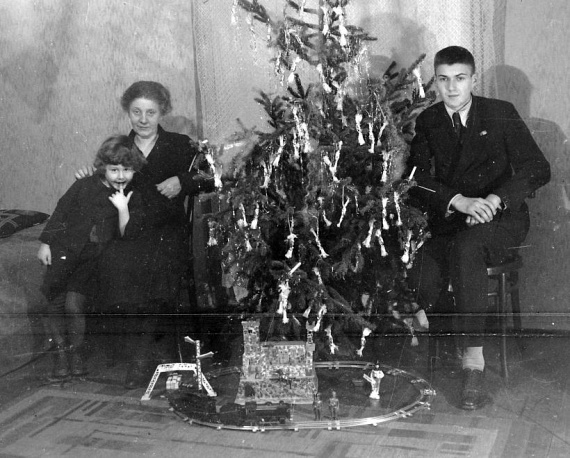 
                        	Mesés látvány, ahogy a karácsonyfa körül kisvonat rótta a köröket.
                        	(1932)