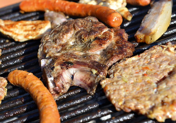 
                        	Napsütéses hétvégéken a családok szívesen grilleznek az udvaron, ám az ilyenkor készült húsok meg is betegíthetik a családot. A sütésre készen kapható húsok pácának sótartalma ugyanis iszonyú magas, ami magas vérnyomást, a rosszul átsütött hús pedig akár bélférgességet is okozhat.