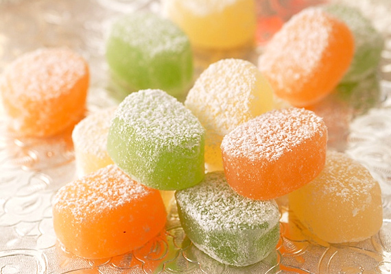 	Egyes élelmiszerszínező anyagok a Food Standard Agency vizsgálat szerint hiperaktivitást okozhatnak. Ily színezőanyag lehet például a különféle cukorkákban, például a gumicukorban.